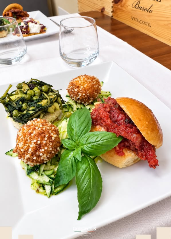 Assaggi romani: mini burger al ragù, polpette fritte e crostone di zucchine e basilico