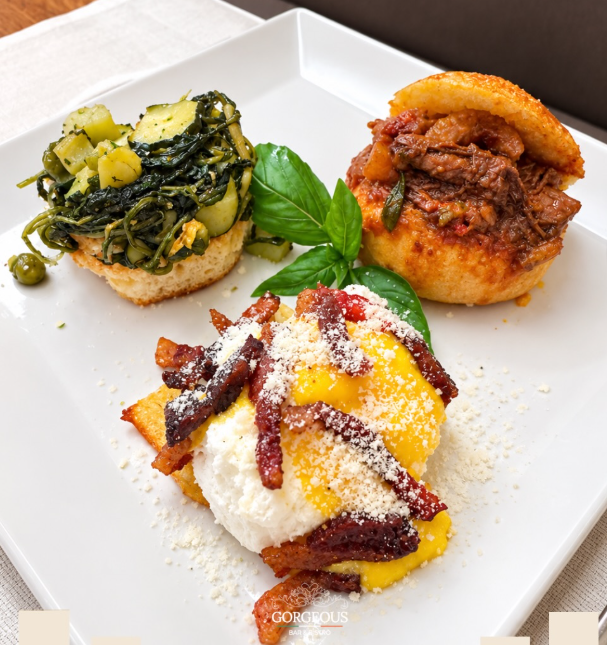 Bun di carne sfilacciata, crostone di verdure e tortino con crema e guanciale croccante